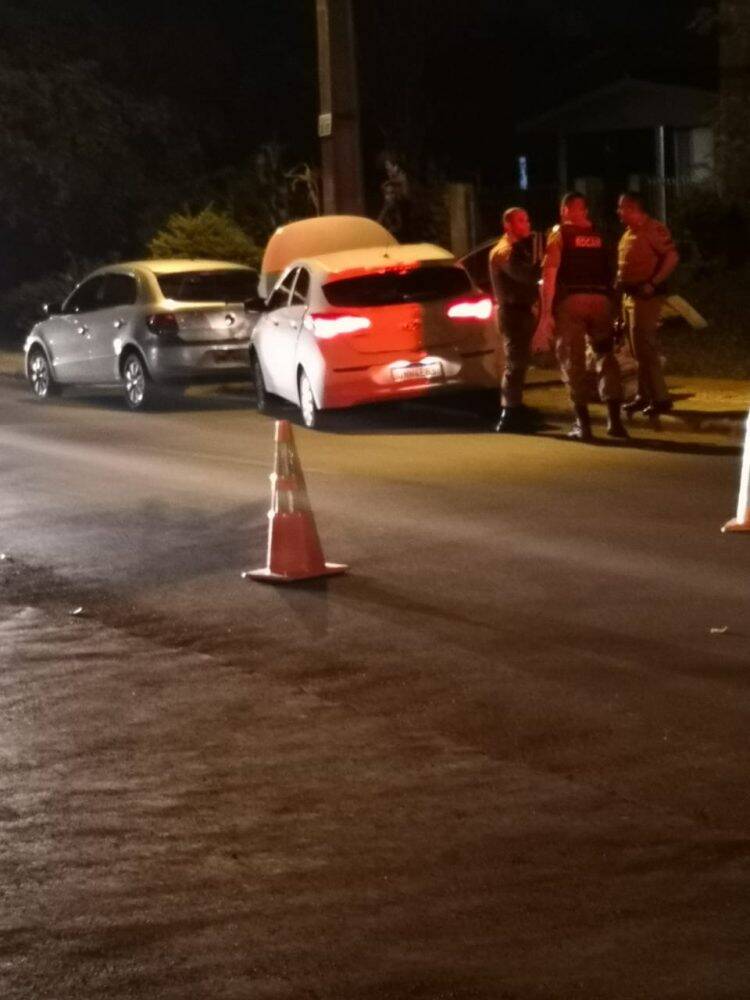 Bandidos trocam tiros com a Polícia Militar e um é ferido