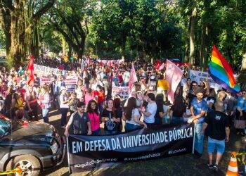 Sindicatos e entidades estudantis organizam greve em Foz na próxima quarta