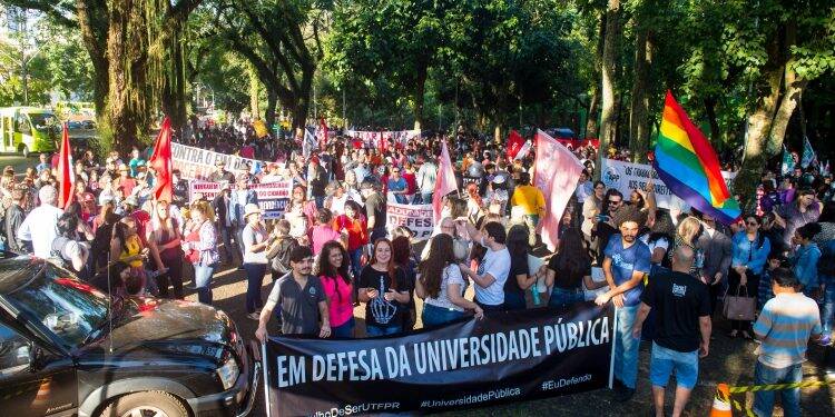 Sindicatos e entidades estudantis organizam greve em Foz na próxima quarta