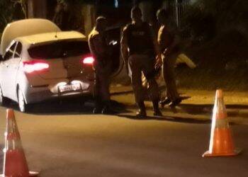 Polícia apreende quase 100 quilos de maconha após perseguição e troca de tiros com bandidos