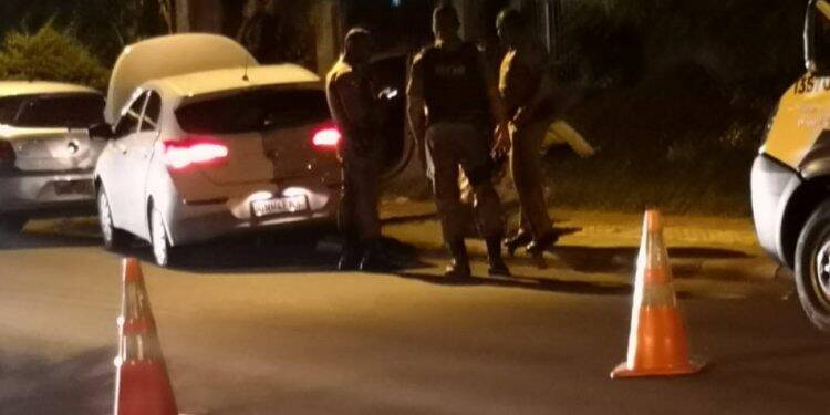 Polícia apreende quase 100 quilos de maconha após perseguição e troca de tiros com bandidos