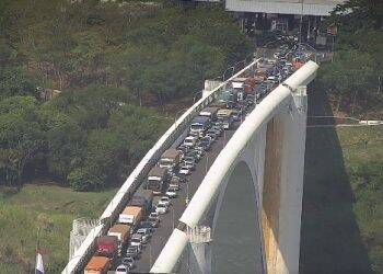 Bloqueio de fronteiras não afeta transporte de cargas no Paraguai e Argentina