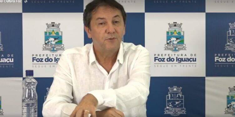 Sem exames rápidos para coronavírus, reabertura do comércio é atrocidade, diz prefeito