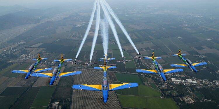 Apresentação da Esquadrilha da Fumaça marca os 20 anos do Gramadão de Itaipu