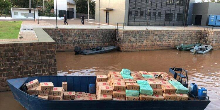 Piloto é preso e barco carregado de cigarros é apreendido no Lago de Itaipu