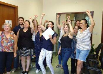 Prefeito assina compromisso com professores para discutir Plano de Carreira