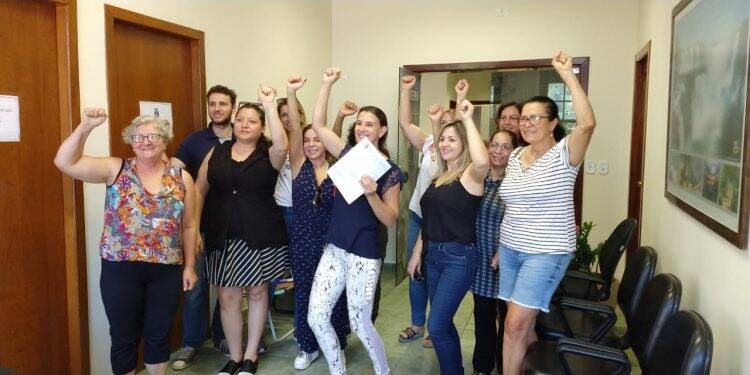 Prefeito assina compromisso com professores para discutir Plano de Carreira