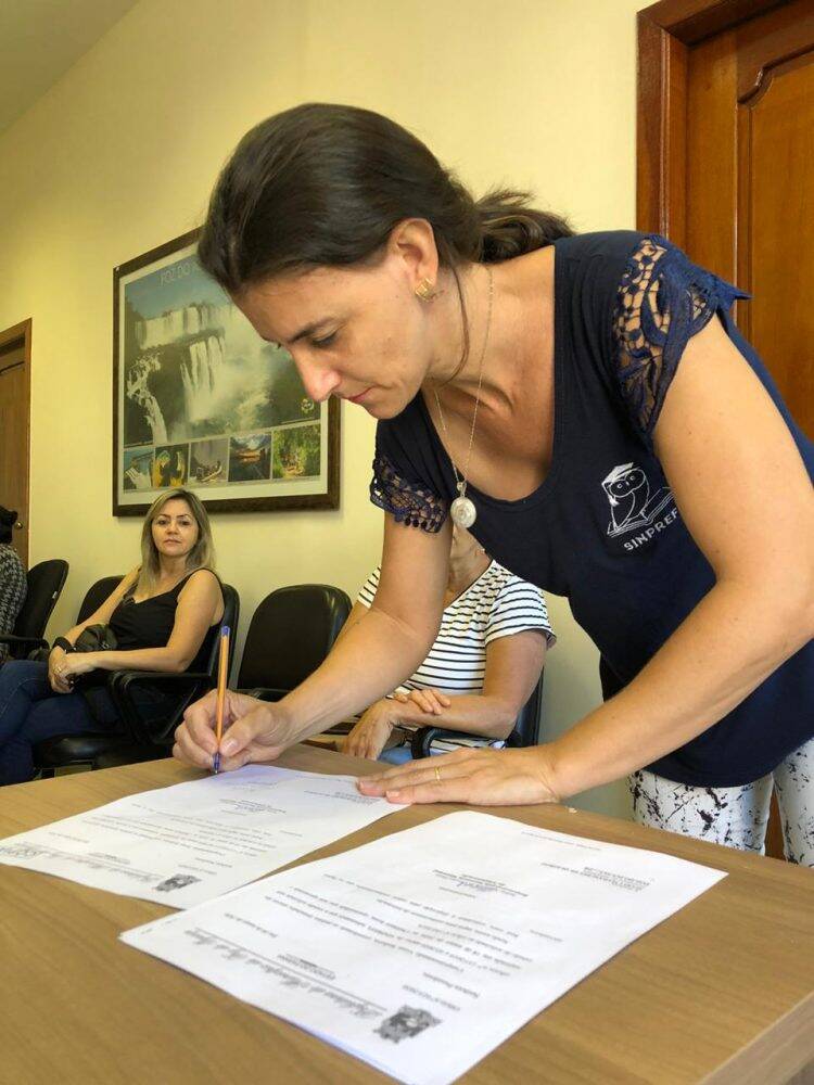 Prefeito assina compromisso com professores para discutir Plano de Carreira