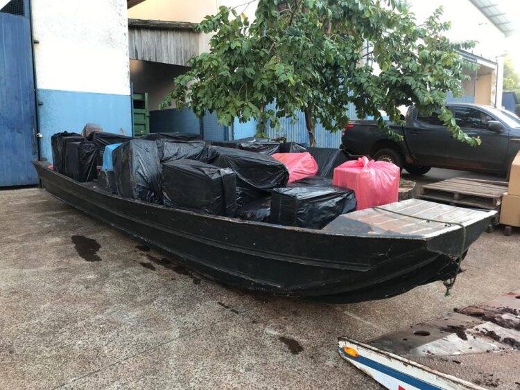 Polícia apreende caminhão e barco carregados de cigarros no Lago de Itaipu