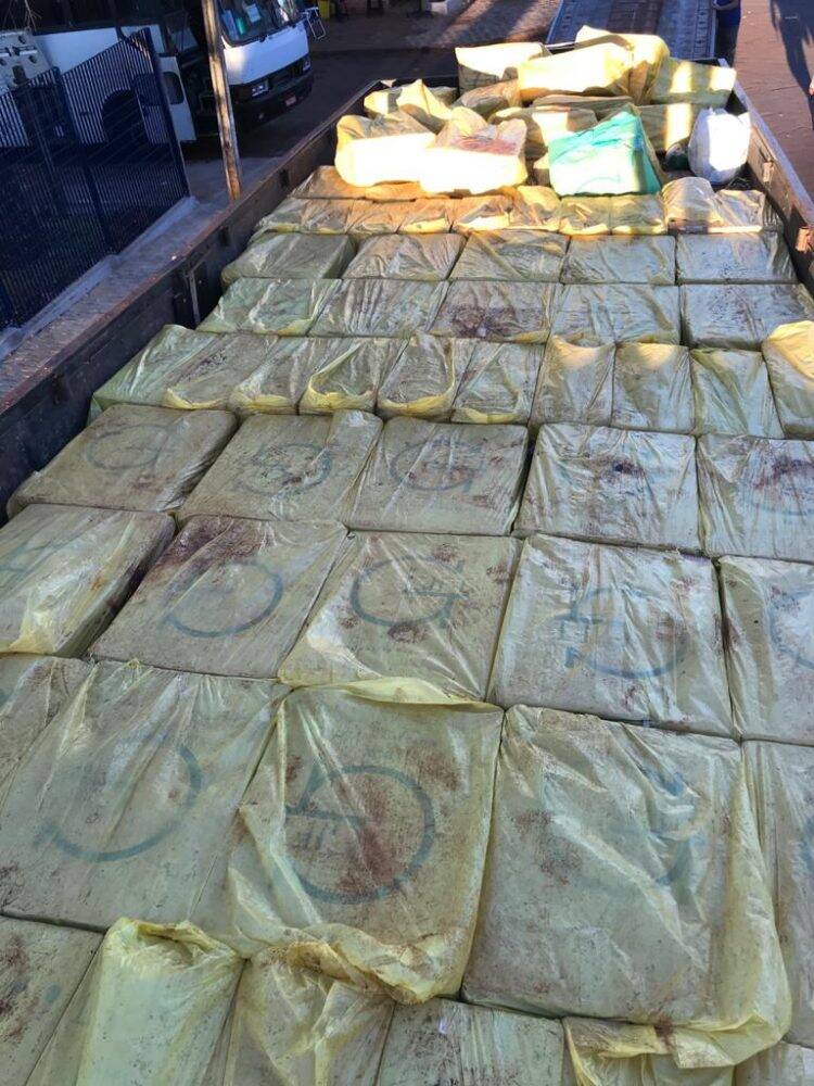 Polícia apreende caminhão e barco carregados de cigarros no Lago de Itaipu