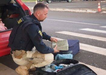 Casal esconde drogas em mala de filha de cinco anos e é preso pela PRF