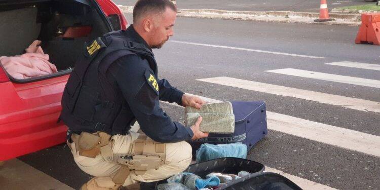 Casal esconde drogas em mala de filha de cinco anos e é preso pela PRF