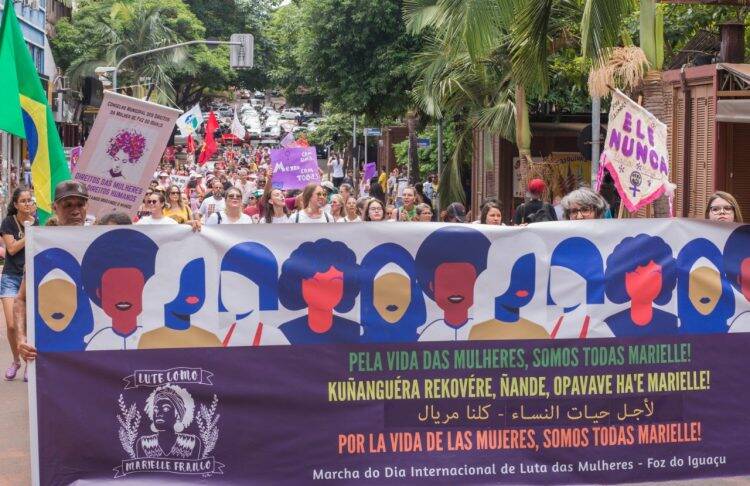 Marcha em Foz pede igualdade, direitos e fim da violência contra a mulher