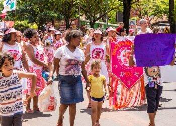 Marcha em Foz pede igualdade, direitos e fim da violência contra a mulher