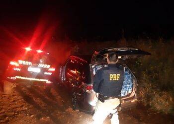 Contrabandistas em fuga utilizam dispositivo de fumaça, batem carro e fogem; vídeo