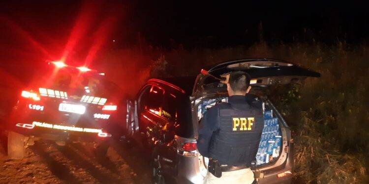 Contrabandistas em fuga utilizam dispositivo de fumaça, batem carro e fogem; vídeo