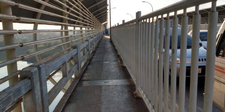 Imagens: Ponte da Amizade congestionada e passarelas vazias
