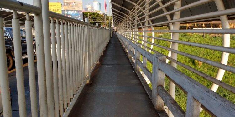 Imagens: Ponte da Amizade congestionada e passarelas vazias