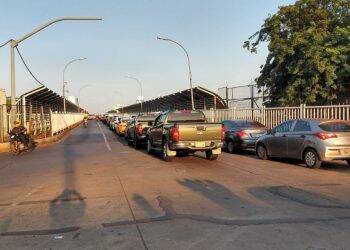 Imagens: Ponte da Amizade congestionada e passarelas vazias