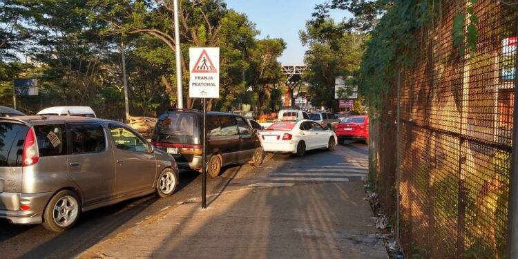 Imagens: Ponte da Amizade congestionada e passarelas vazias