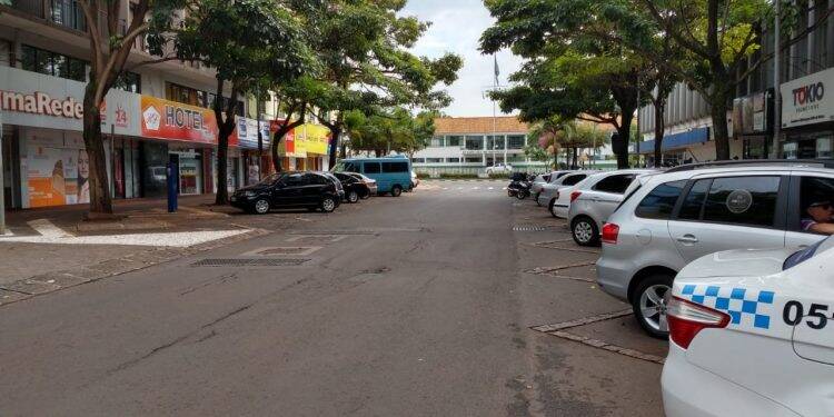 Decreto de Chico Brasileiro mantém apenas serviços essenciais no comércio