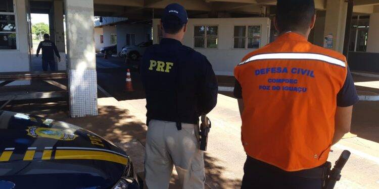 PRF atua nas fronteiras em Foz do Iguaçu para restrição de entrada no Brasil