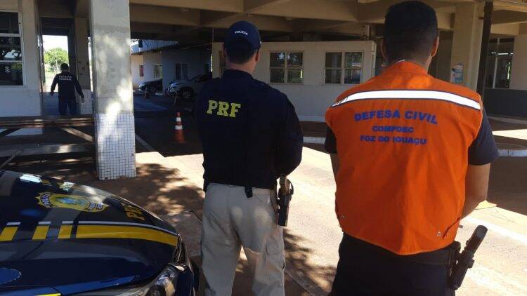 PRF atua nas fronteiras em Foz do Iguaçu para restrição de entrada no Brasil