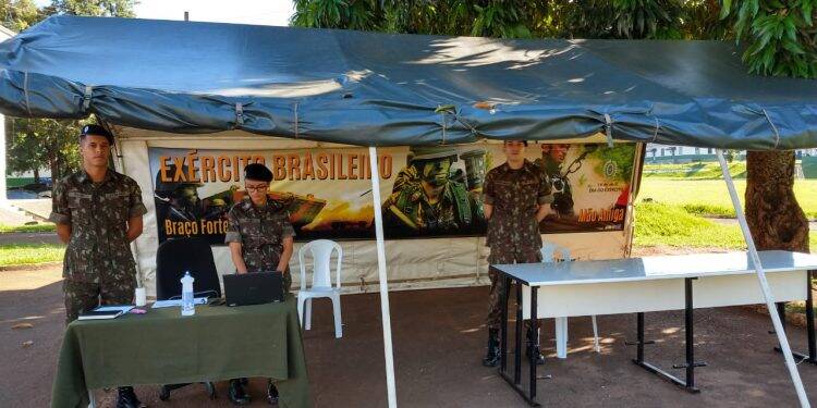 Exército recebe doações para famílias carentes; Assistência Social fará distribuição