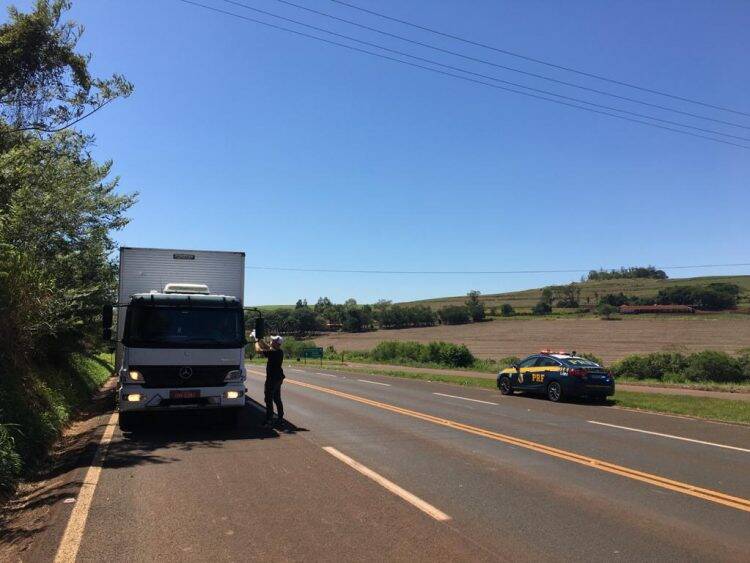 PRF ajuda família a distribuir comida para caminhoneiros no Paraná