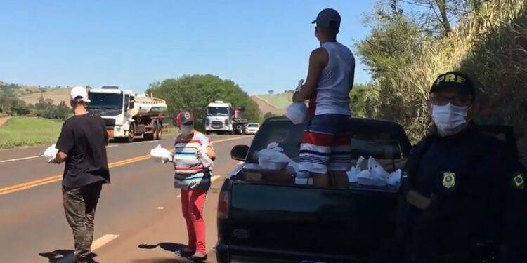 PRF ajuda família a distribuir comida para caminhoneiros no Paraná