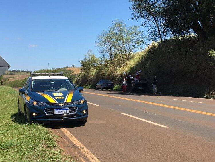 PRF ajuda família a distribuir comida para caminhoneiros no Paraná