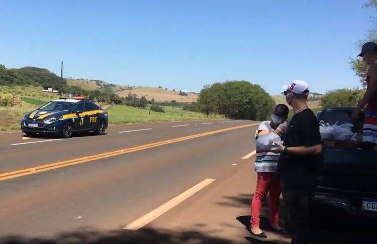 PRF ajuda família a distribuir comida para caminhoneiros no Paraná