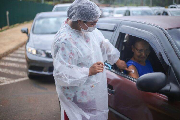 Mais de 3.500 idosos receberam a vacinação contra a gripe neste sábado