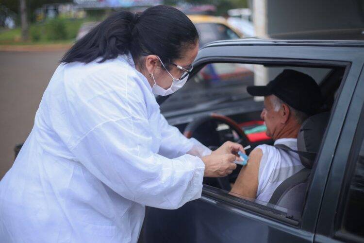 Mais de 3.500 idosos receberam a vacinação contra a gripe neste sábado
