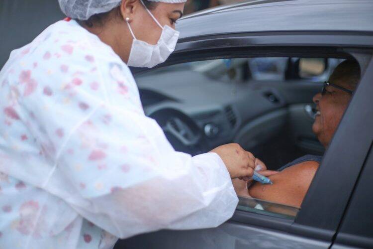 Mais de 3.500 idosos receberam a vacinação contra a gripe neste sábado