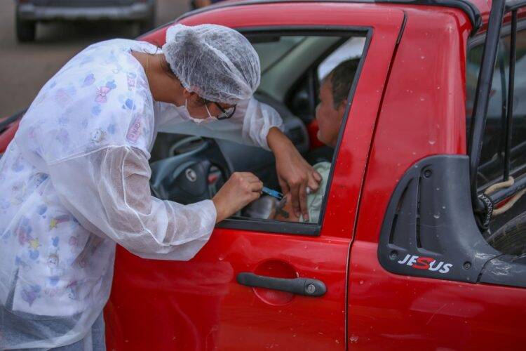 Mais de 3.500 idosos receberam a vacinação contra a gripe neste sábado