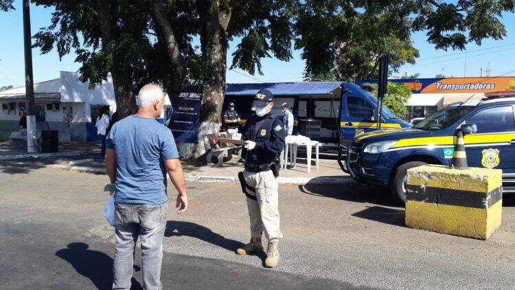Coronavírus: PRF participa de ações em apoio aos caminhoneiros no Paraná