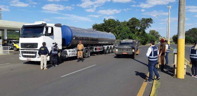 Coronavírus: PRF participa de ações em apoio aos caminhoneiros no Paraná