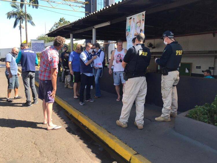 Coronavírus: PRF participa de ações em apoio aos caminhoneiros no Paraná