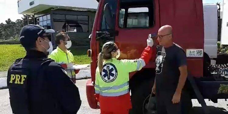 Coronavírus: PRF participa de ações em apoio aos caminhoneiros no Paraná