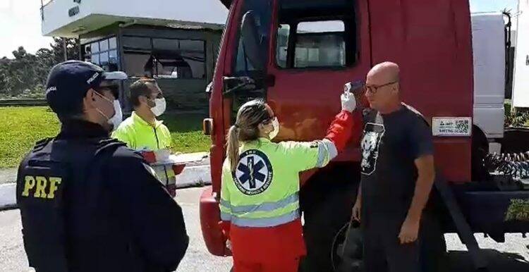 Coronavírus: PRF participa de ações em apoio aos caminhoneiros no Paraná