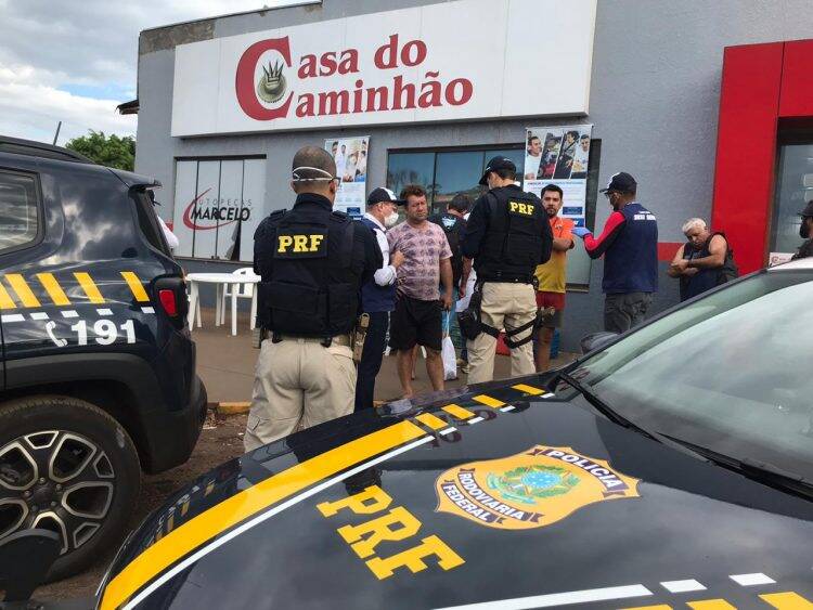 Coronavírus: PRF participa de ações em apoio aos caminhoneiros no Paraná