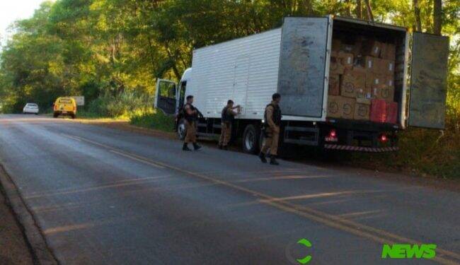 ROTAM apreende caminhão com cigarros em Missal; batedor tentou subornar policiais