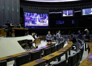 Câmara aprova auxílio de R$ 600 para pessoas de baixa renda durante epidemia