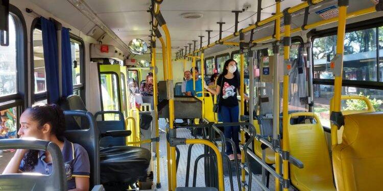 Passageiros do transporte coletivo deverão circular sentados