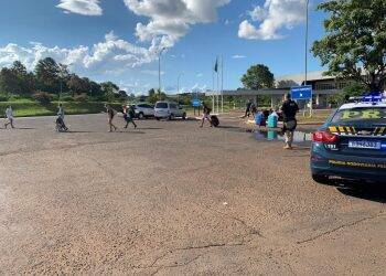 Argentinos barrados na fronteira são retirados da Ponte Tancredo Neves