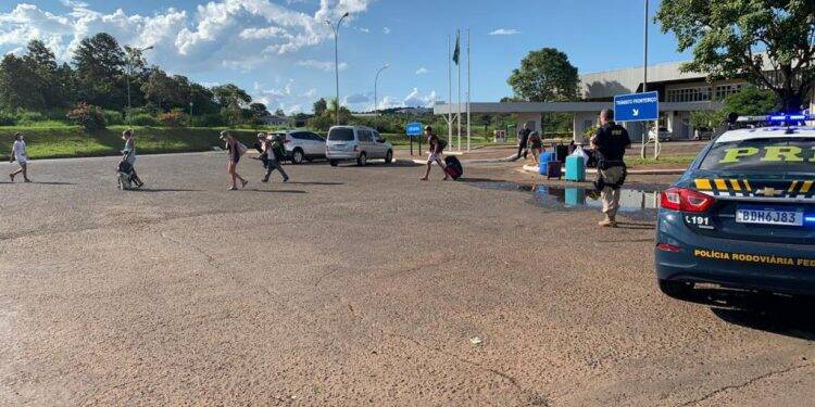 Argentinos barrados na fronteira são retirados da Ponte Tancredo Neves