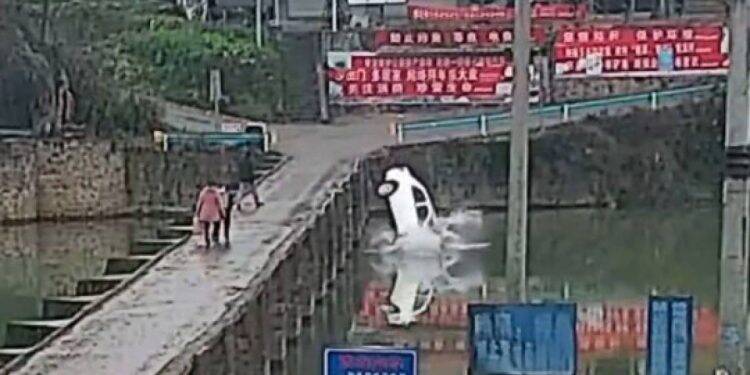 Motorista cai com carro em rio 10 minutos após receber carteira de motorista