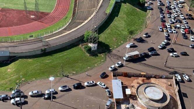 Em Maringá, população faz protesto pela reabertura do comércio; assista