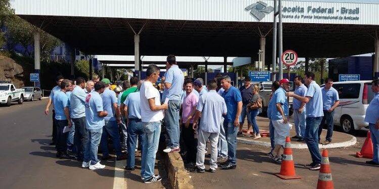Taxistas em Foz anunciam manifestação e PRF alerta para decreto de proibição
